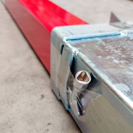 Removable steel bollard in Red and White color, 70x70mm.