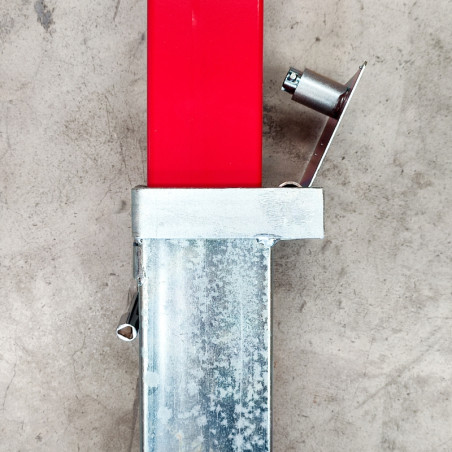 Removable steel bollard in Red and White color, 70x70mm.