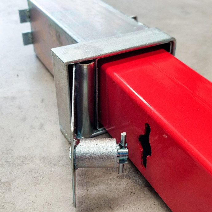 Removable steel bollard in Red and White color, 70x70mm.