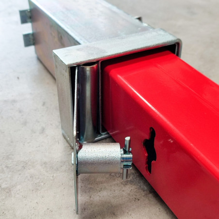 Removable steel bollard in Red and White color, 70x70mm.