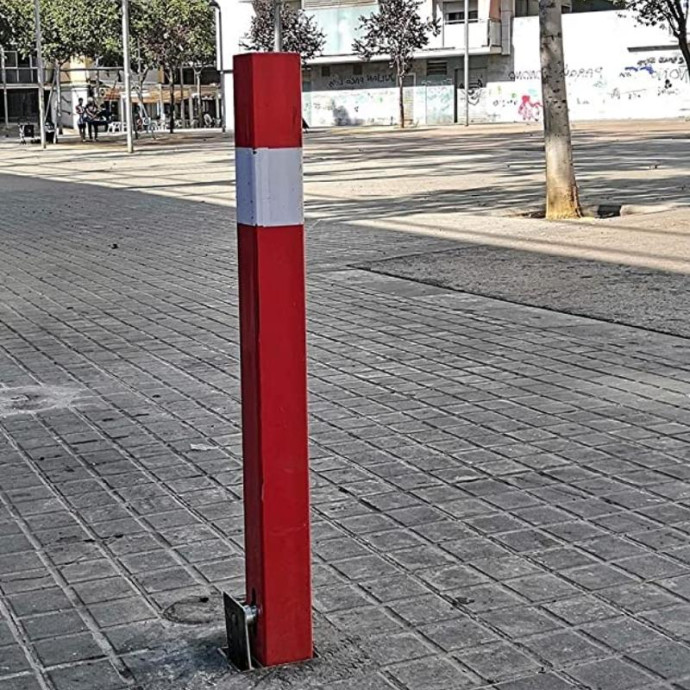 Removable steel bollard in Red and White color, 70x70mm.