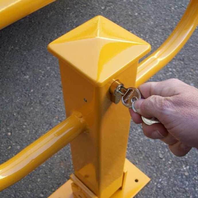 Folding barrier with lock, yellow.