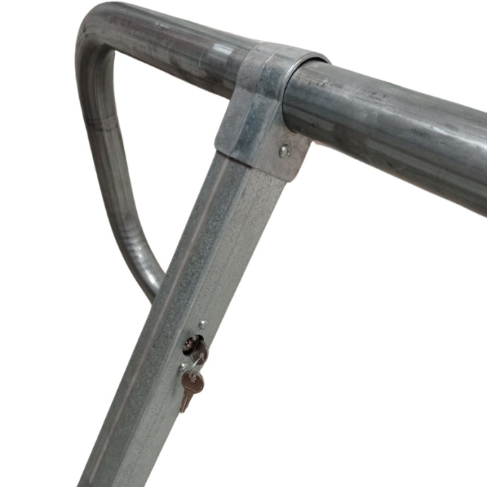 Very sturdy parking barrier, galvanized and reflective.