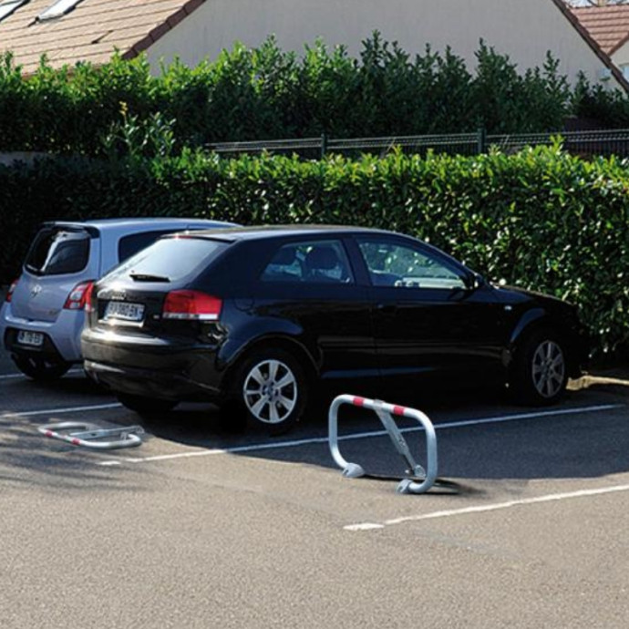 Very sturdy parking barrier, galvanized and reflective.