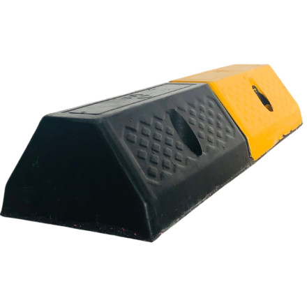 Tope delimitador 485 de ancho amarillo y negro