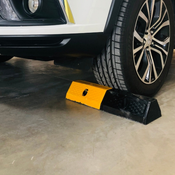 Tope delimitador 485 de ancho amarillo y negro